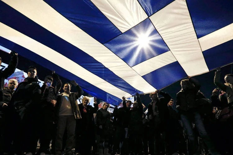 
	Bandeira da Gr&eacute;cia: manifesta&ccedil;&atilde;o de apoio ao novo governo
 (Reuters)