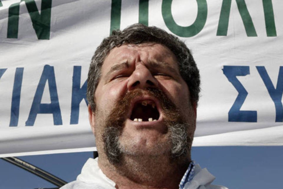 
	Morador de cidade no noroeste da Gr&eacute;cia protesta contra aumento de impostos em combust&iacute;vel para aquecimento em Atenas, Gr&eacute;cia
 (Yorgos Karahalis/Reuters)