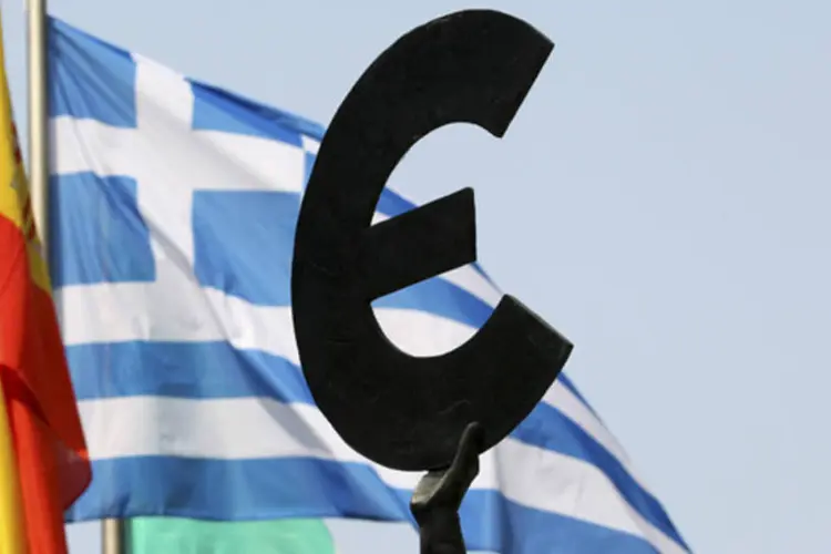 
	Bandeira grega e euro: ministros das Finan&ccedil;as dos pa&iacute;ses da zona do euro encerraram reuni&atilde;o mais cedo do que se previa
 (Francois Lenoir/Reuters)
