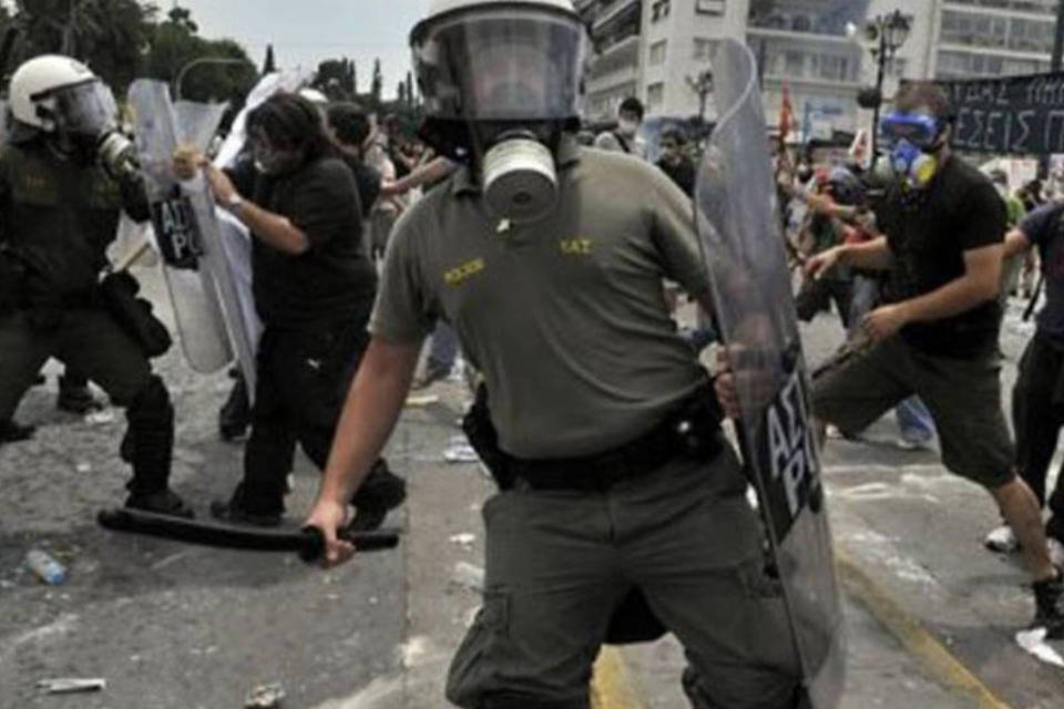 Parlamento grego aprova austeridade apesar de violência