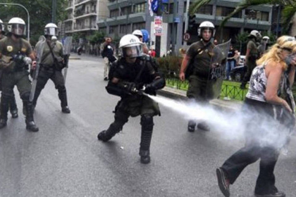 Polícia grega dispersa com gás lacrimogêneo manifestantes