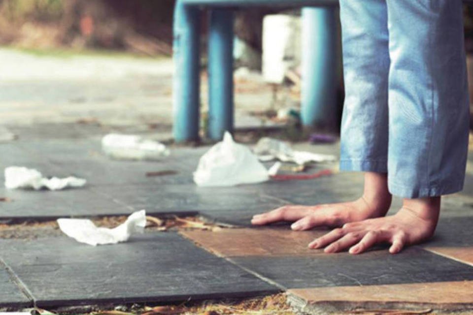 Anúncio vietnamita troca os pés pelas mãos