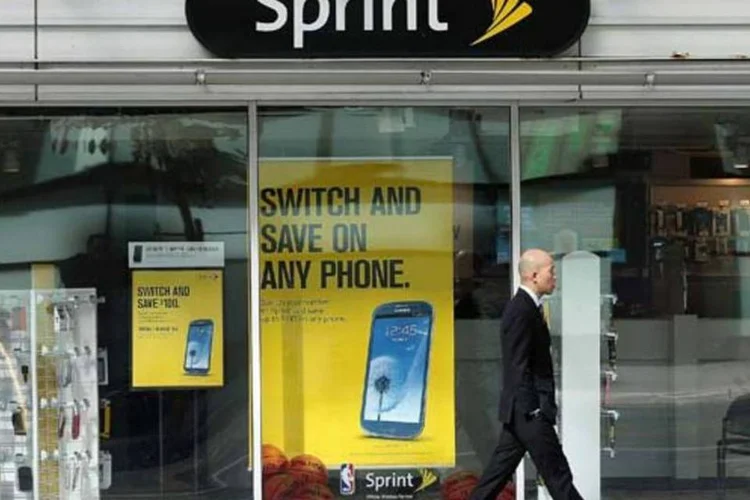 
	Homem passa em frente &agrave; fachada de uma loja da Sprint
 (Getty Images)