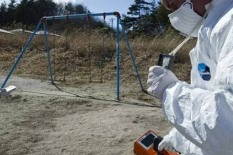 Técnico do Greenpeace monitora níveis de contaminação radioativa no Japão (Christian Aslund/AFP)