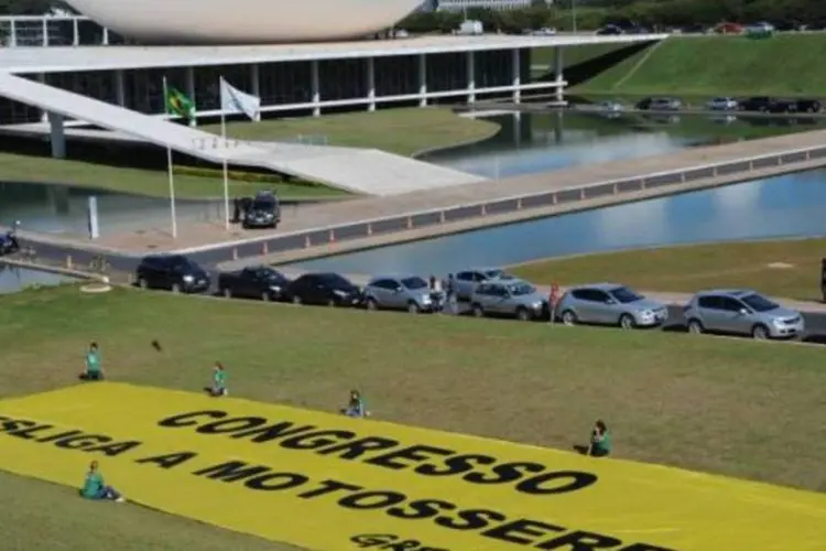 "Congresso, desliga a motosserra", diz faixa de 10 por 30 metros apresentada pelo Greenpeace (Fabio Rodrigues Pozzebom/ABr)