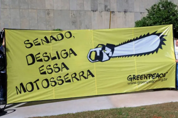 Como foram impedidos pela Polícia Legislativa de entrar nas dependências da Casa, os manifestantes fixaram faixas no gramado da entrada que dá acesso à biblioteca (Wilson Dias/ABr)