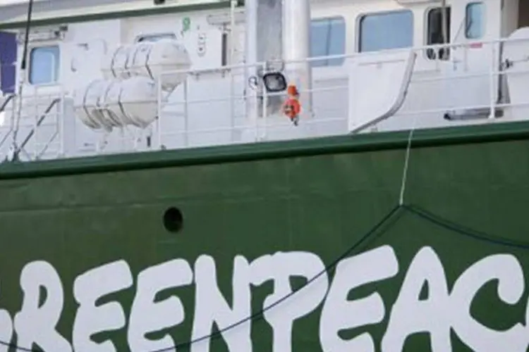 Navio do Greenpeace: o pesqueiro de 9.500 toneladas interditado pela ONG é um dos maiores do mundo (Odd Andersen/AFP)