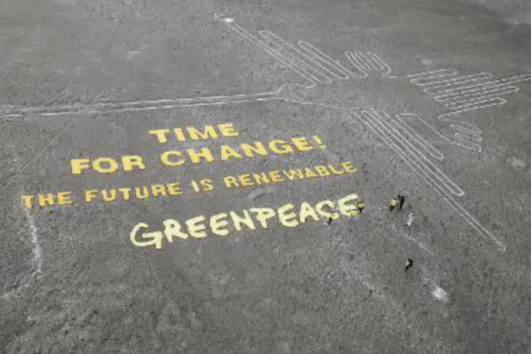 Intervenção feita pelo Greenpeace no sítio arqueológico das Linhas de Nazca (Thomas Reinecke (TV NEWS)/AFP)