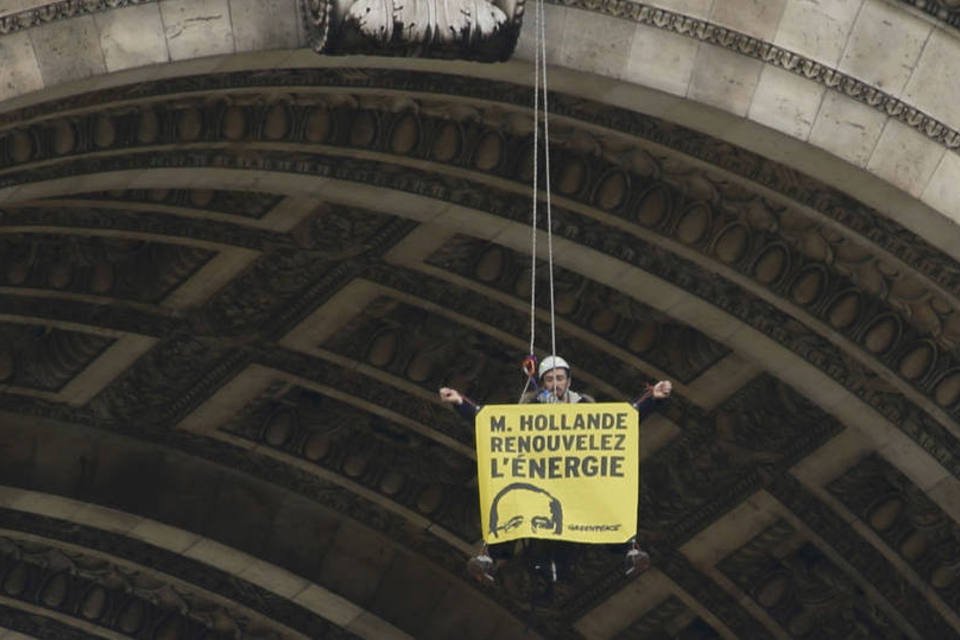 Ativistas do Greenpeace escalam Arco do Triunfo