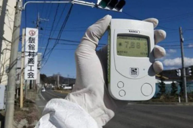 Ativista do Greenpeace usa medidor Geiger de níveis de radioatividade perto de Fukushima (Christian Aslund/AFP)
