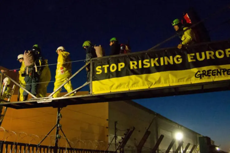 Ativistas do Greenpeace em usina nuclear na França: Greenpeace quer que dois reatores de 900 megawatts da Fessenheim, que estão em operação desde 1977, deixem de operar imediatamente (Greenpeace/Reuters)