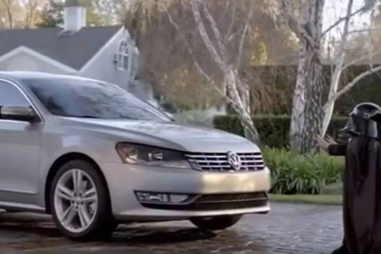 Comercial da Volkswagen: a crise resultou na saída de Martin Winterkorn, então CEO da companhia e numa queda considerável de suas ações (Reprodução)