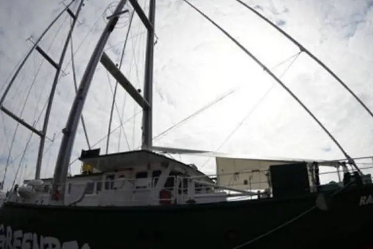 A embarcação Rainbow Warrior do Greenpeace no Rio de Janeiro: "a Rio+20 se transformou em um fracasso épico", considerou Daniel Mittler, diretor da ONG (Christophe Simon/AFP)