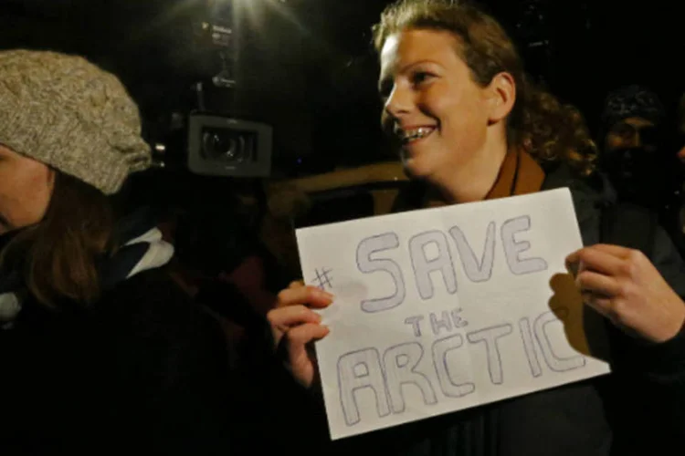 Ana Paula, ativista brasileira do Greenpeace, deixa a prisão em São Petersburgo, na Rússia, onde estava desde setembro, após pagar uma fiança de mais de 120 mil reais. Durante um protesto no país, o governo russo prendeu dezenas de manifestantes e jornalistas, acusando-os de terrorismo. (20/11/2013) (Reuters/Alexander Demianchuk)