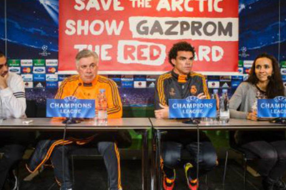 Greenpeace interrompe coletiva do Real Madrid: quando Pepe respondia perguntas, cartaz desceu atrás do jogador com frase "Salvem o Ártico, cartão vermelho para a Gazprom" (AFP)