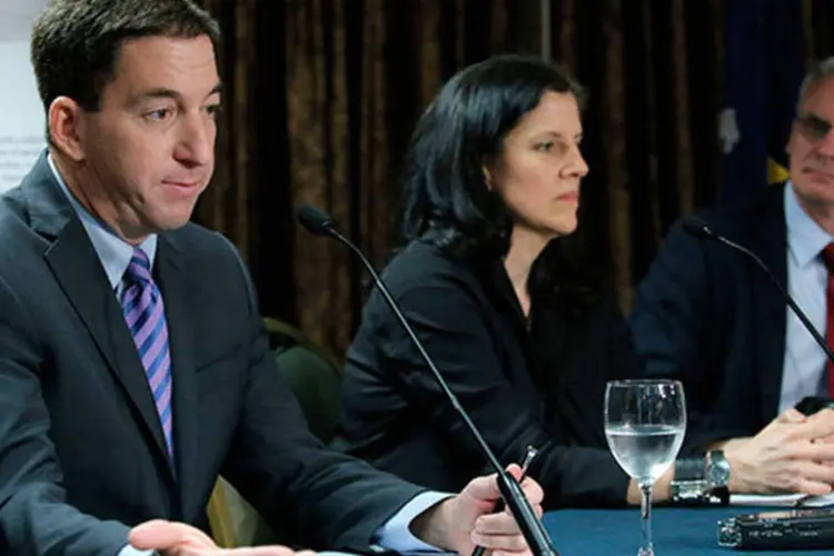 
	Glenn Greenwald (e), Laura Poitras (c) e Ewen MacAskill durante coletiva de imprensa em Nova York: eles foram receberam um pr&ecirc;mio pelas reportagens sobre o caso
 (REUTERS/Eduardo Munoz)