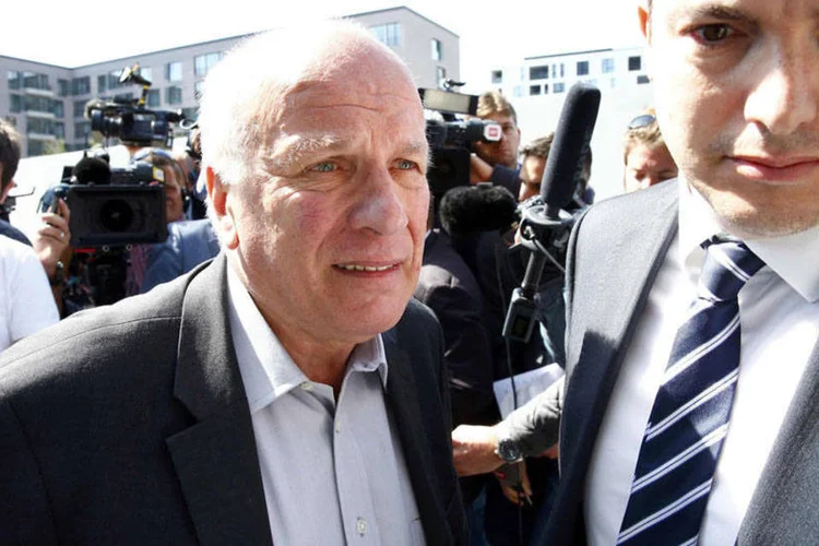 
	Greg Dyke, presidente da FA: &quot;n&atilde;o h&aacute; como reconstruir esta confian&ccedil;a na Fifa enquanto Sepp Blatter estiver l&aacute;&quot;
 (REUTERS/Ruben Sprich)