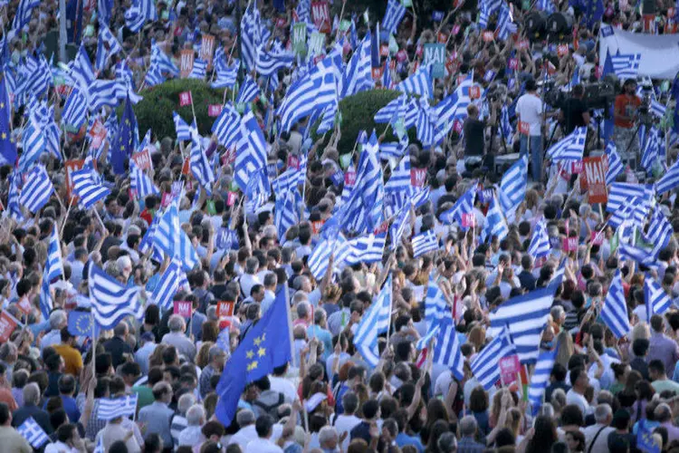 
	Manifestantes gregos em Atenas: protesto foi convocado atrav&eacute;s do Facebook pela plataforma que defendeu o &quot;n&atilde;o&quot; no referendo
 (Marko Djurica/Reuters)