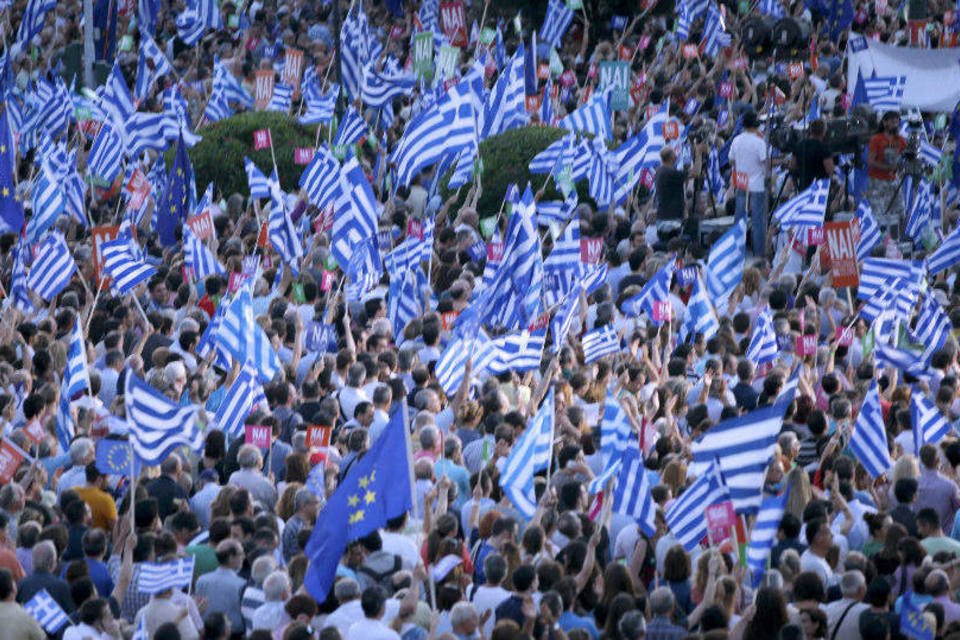 Campanhas de referendo reúnem mais de 20 mil na Grécia