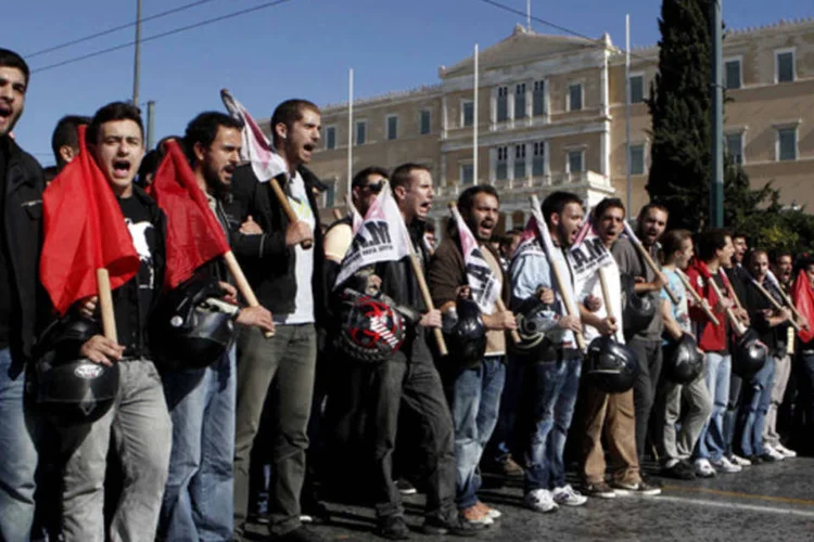 
	Gregos protestam contra austeridade: no setor p&uacute;blico, a greve teve ades&atilde;o entre 57% e 85%
 (REUTERS)
