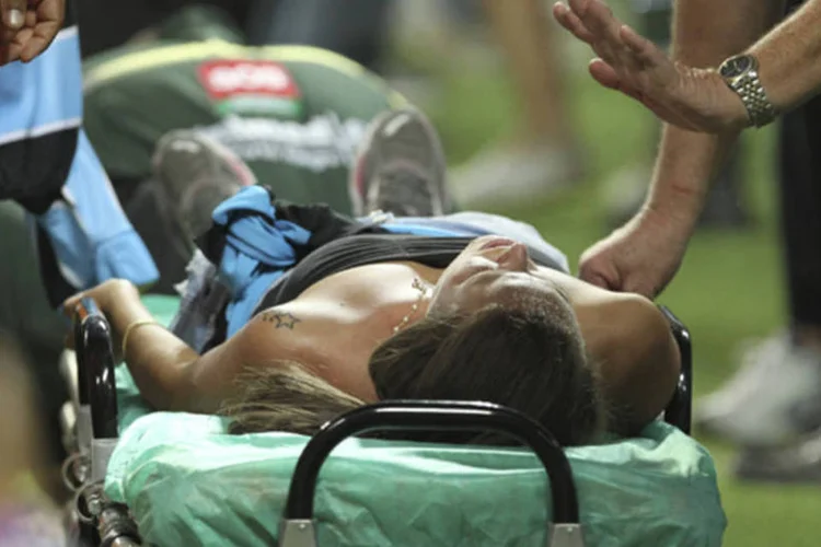 Ferida é levada por médicos na Arena Grêmio: o incidente aconteceu aos 16 minutos do segundo tempo no setor do estádio destinado à Geral, atrás do gol gremista. (REUTERS/Edison Vara)