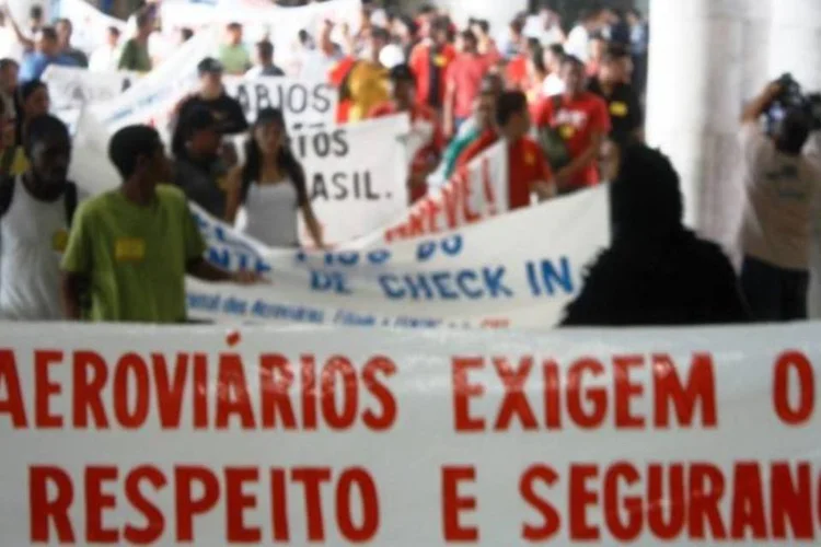 Categoria trava uma disputa por reajuste salarial com as companhias aéreas desde setembro, sem sucesso (DIVULGAÇÃO)