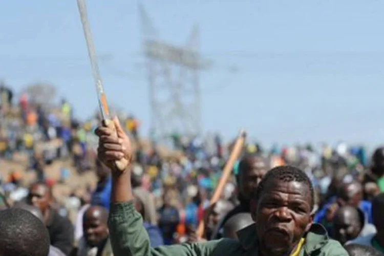 
	Mineiro participa de greve em Marikana, na &Aacute;frica do Sul: &nbsp;a empresa disse que vai demitir quem n&atilde;o sair da greve nesta ter&ccedil;a-feira
 (Stringer/AFP)