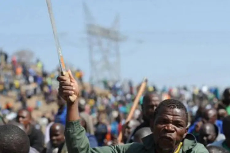 
	Mineiro participa de greve em Marikana, na &Aacute;frica do Sul: a &Aacute;frica do Sul declarou uma semana de luto oficial pelas 44 mortes, que come&ccedil;ou hoje e termina no domingo
 (Stringer/AFP)