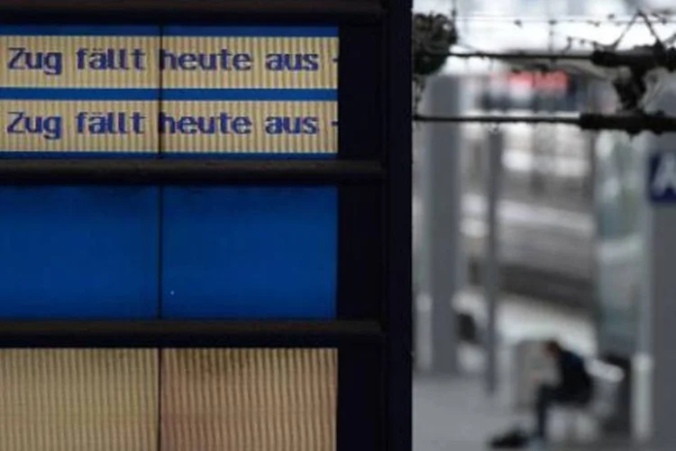Visor na estação de trens de Munique mostra trens cancelados: greve foi estendida para o serviços de passageiros (Christof Stache/AFP)