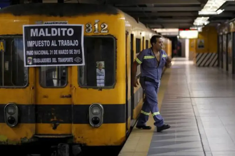 Funcionário do metrô caminha em terminal vazio durante greve em Buenos Aires (Marcos Brindicci/Reuters)
