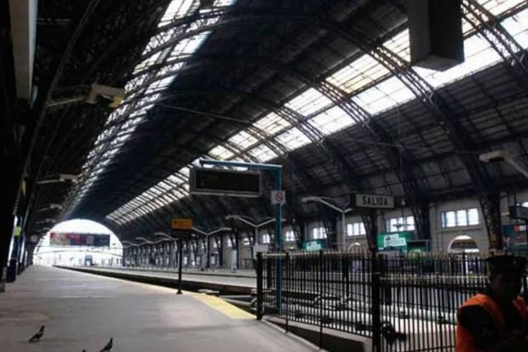 Policial checa celular em estação de trem vazia, durante greve nacional na Argentina (Reuters)