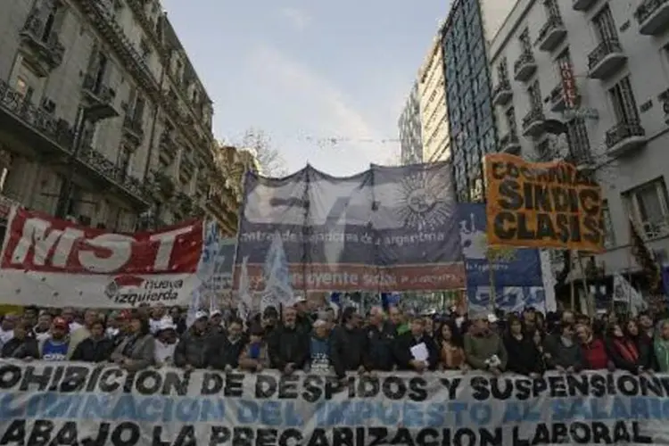 Manifestantes saem em passeata da Praça de Maio até o Congresso, em Buenos Aires, pedindo a proteção dos empregos (Juan Mabromata/AFP)