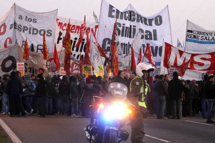 Greve: trabalhadores e membros de partidos políticos fecham rodovia de Buenos Aires (Enrique Marcarian/Reuters)