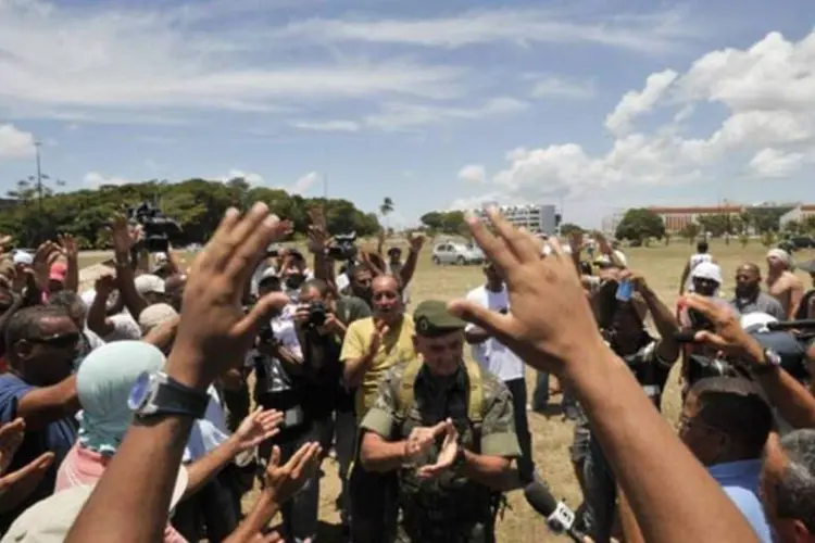 Policiais militares grevistas fazem homenagem ao comandante das forças de segurança da Bahia, general Gonçalves Dias (Marcello Casal Jr./ABr)