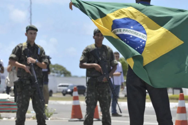 Policiais militares em greve fazem manifestação em frente à Assembleia Legislativa da Bahia: governo publica decreto para garantir serviços públicos durante paralisações (Marcello Casal Jr/ABr)