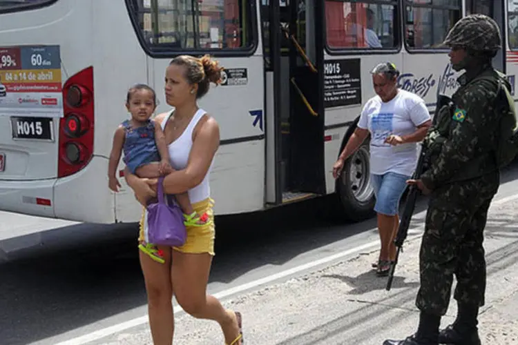 
	Tropas do ex&eacute;rcito fazem patrulha em ruas de Salvador: as tropas desembarcaram em Salvador na quarta-feira (16)
 (Alberto Coutinho/GovBa)