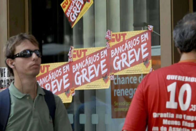 Agência no Rio fechada devido à greve dos bancários: com os números de hoje, estão paradas 7.324 agências bancárias, equivalentes a 33,73% das 21.713 existentes no país (Tânia Rêgo/ABr)