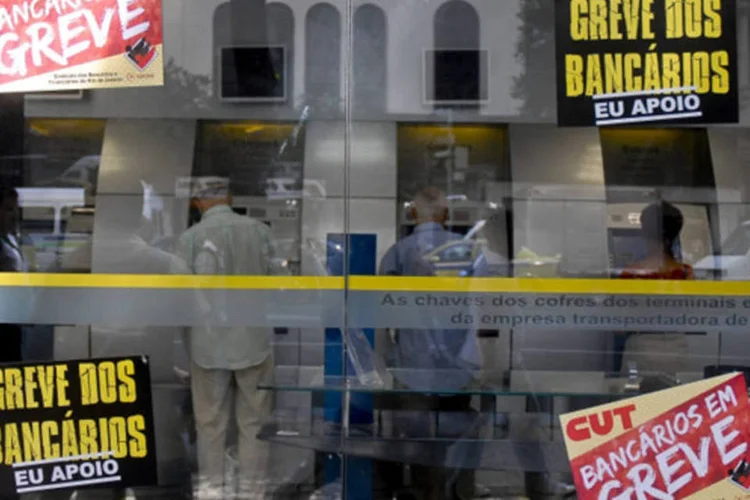 Tanto a Caixa como o Banco do Brasil, juntamente com bancos privados, estão em greve desde a última terça-feira
 (Tânia Rêgo/ABr)