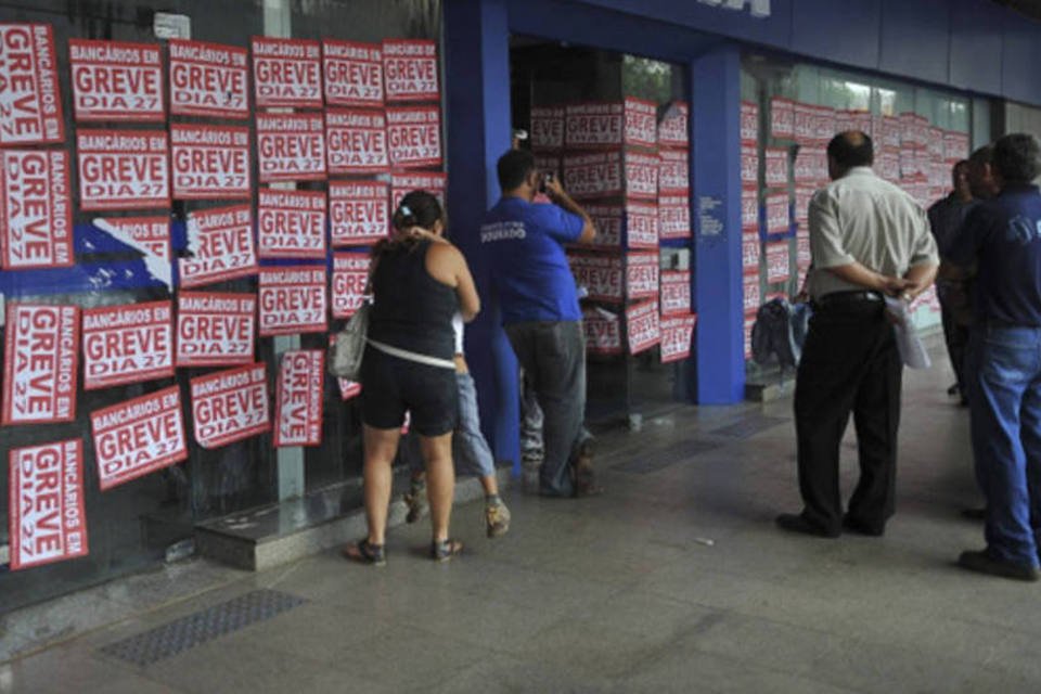 Bancários aceitam proposta da Fenaban e greve deve terminar na terça-feira