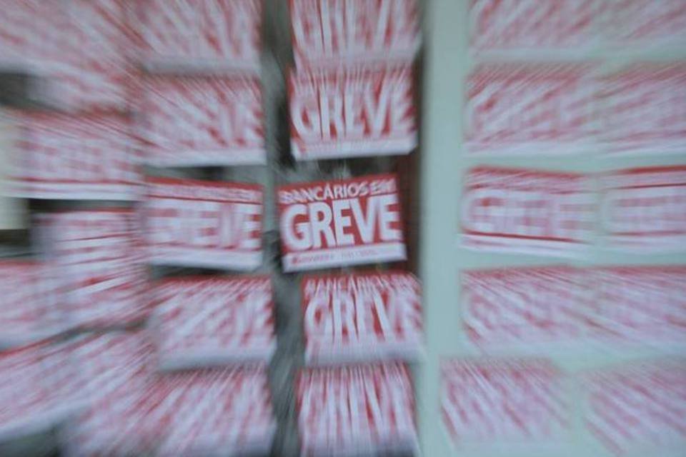 Bancários decidem entrar em greve por tempo indeterminado