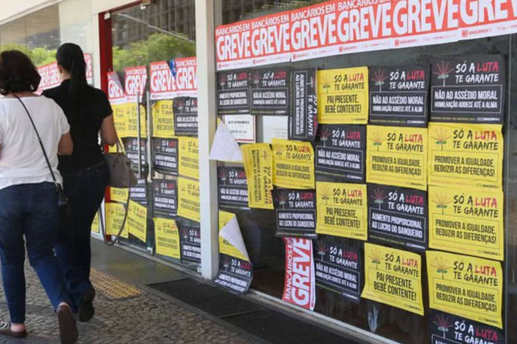
	Greve: a institui&ccedil;&atilde;o afirma que a paralisa&ccedil;&atilde;o atinge 822 locais de trabalho na regi&atilde;o, que est&atilde;o fechados, sendo 19 centros administrativos e 803 ag&ecirc;ncias
 (Elza Fiúza/Agência Brasil)