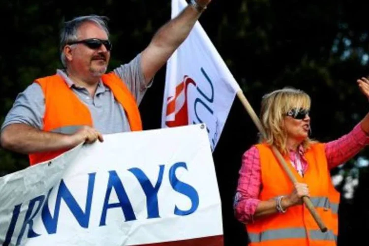 Funcionários da British Airways em manifestação durante a greve que afetou os negócios da companhia aérea. (.)