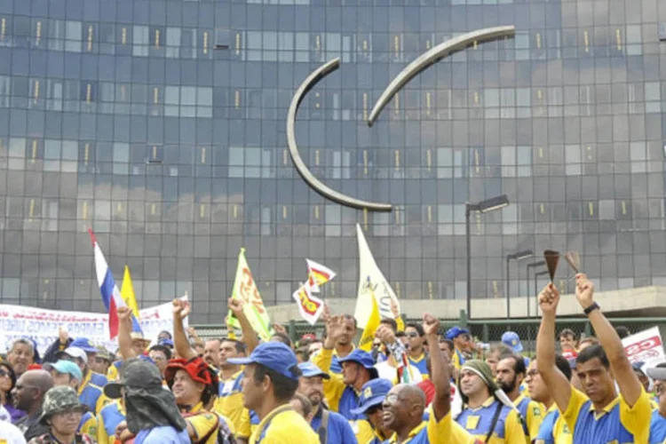 Funcionários dos Correios, em greve, fazem manifestação na frente do Tribunal Superior do Trabalho: o fim da paralisação foi determinado pelo órgão na última terça-feira (Elza Fiúza/Abr)