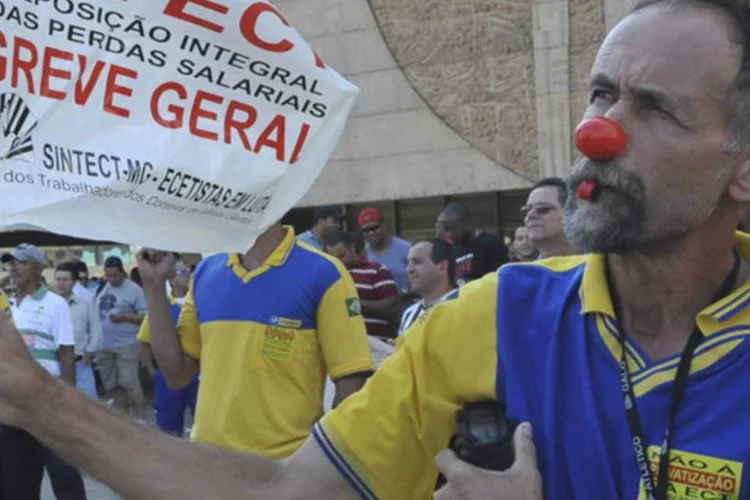 Funcionários dos Correios em greve: a principal divergência entre a empresa e os funcionários é sobre o desconto dos dias parados (Antônio Cruz/ABr)