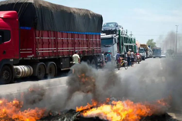 
	Greve de caminh&otilde;es na BR-040: de acordo com o Comando Rodovi&aacute;rio da Brigada Militar, os &uacute;ltimos pontos de concentra&ccedil;&atilde;o foram abandonados esta madrugada
 (Marcelo Camargo/ Agência Brasil)