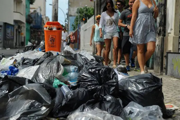 
	Ac&uacute;mulo de lixo devido a greve de garis no Rio de Janeiro: grevistas calculam que a ades&atilde;o &agrave; paralisa&ccedil;&atilde;o &eacute; de cerca de 70% dos profissionais
 (Tania Rego/Agência Brasil/Agência Brasil)
