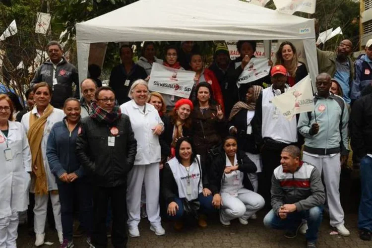 
	Greve: acampados em frente &agrave; Secretaria da Sa&uacute;de, servidores pedem reajuste salarial de 41,67% para repor, principalmente, as perdas com a infla&ccedil;&atilde;o
 (Rovena Rosa / Agência Brasil)