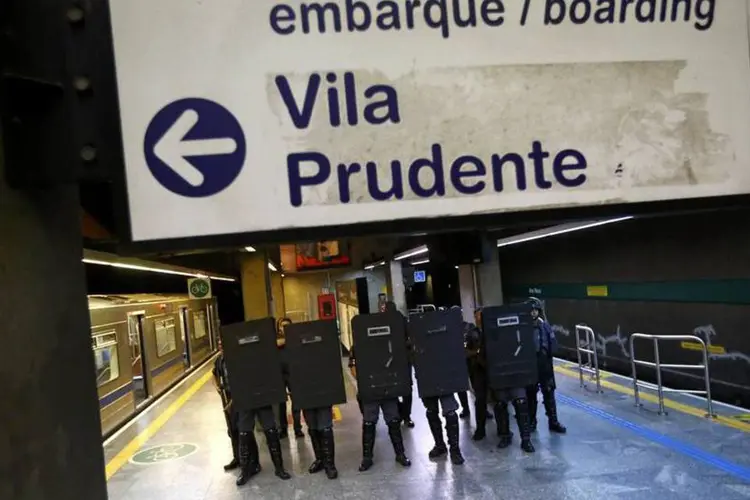 Tropa de choque da polícia dentro da estação Ana Rosa do Metrô, durante o quinto dia de greve (Kai Pfaffenbach/Reuters)