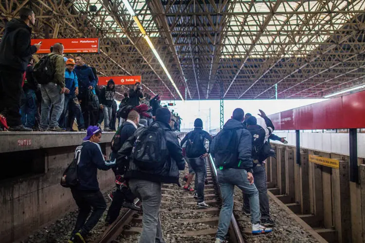 Passageiros invadem os trilhos do Metrô da estação Corinthians-Itaquera, durante a greve (Victor Moriyama/Getty Images)