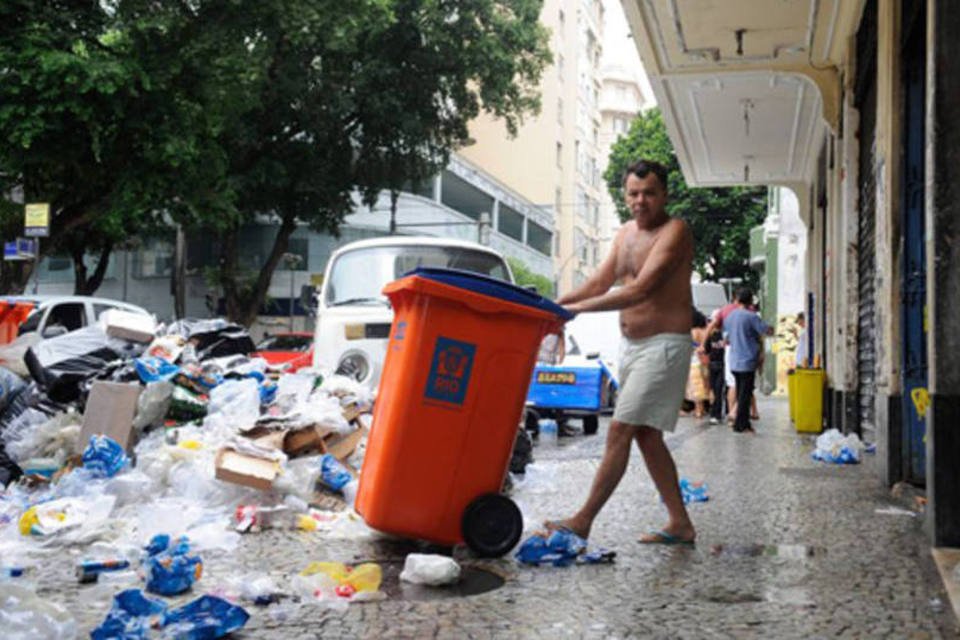 Ruas de acesso à Sapucaí estão tomadas pelo lixo